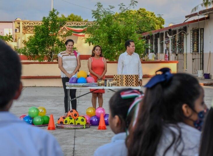 Brindan material deportivo a la Escuela Primaria Vespertina ´Nicolás Bravo´