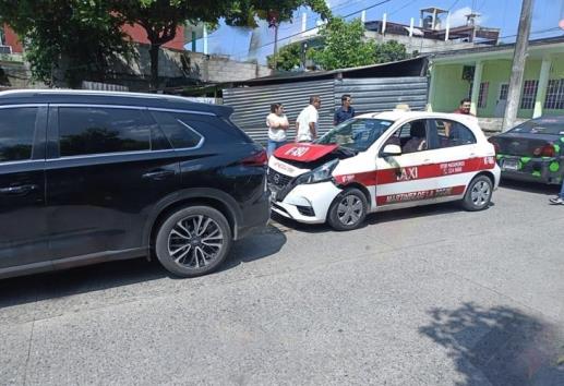 Se registra choque entre taxi y camioneta en Martínez