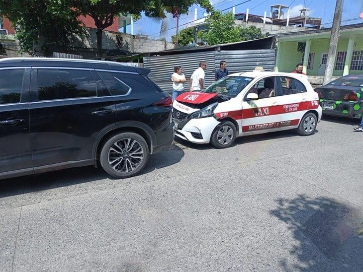 Se registra choque entre taxi y camioneta en Martínez