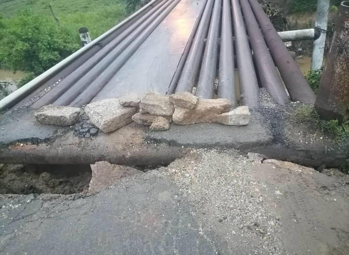 Cierran paso en puente del área rural de Minatitlán; temen que colapse