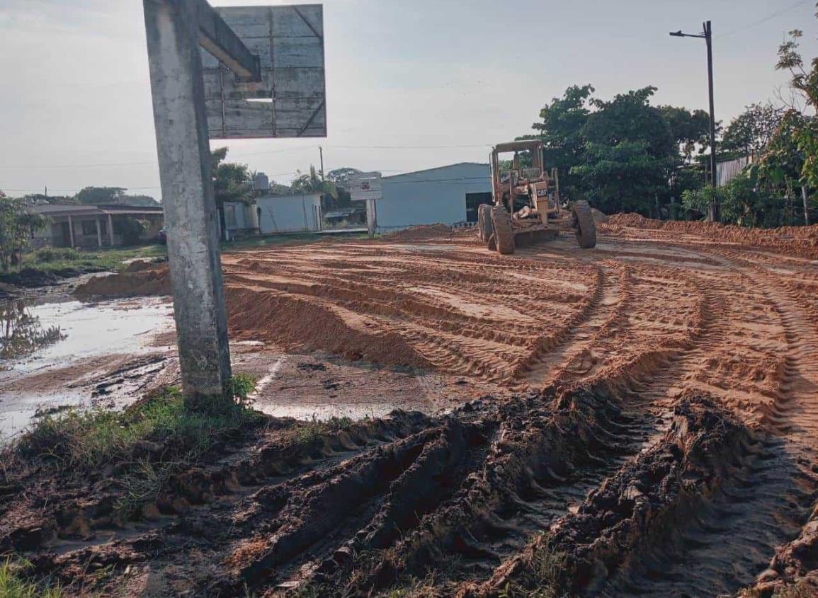 Reconstruyen cancha de usos múltiples en Villa Cuichapa; se había convertido en laguna