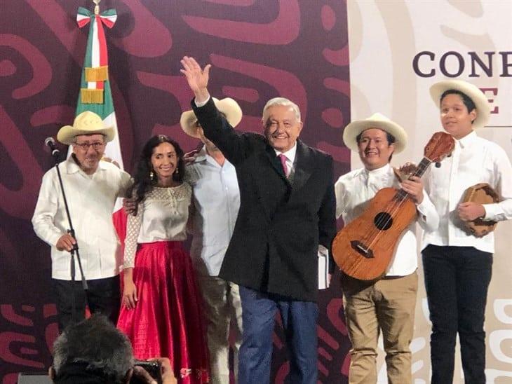 Grupo veracruzano Mono Blanco cerró con broche de oro última conferencia de AMLO