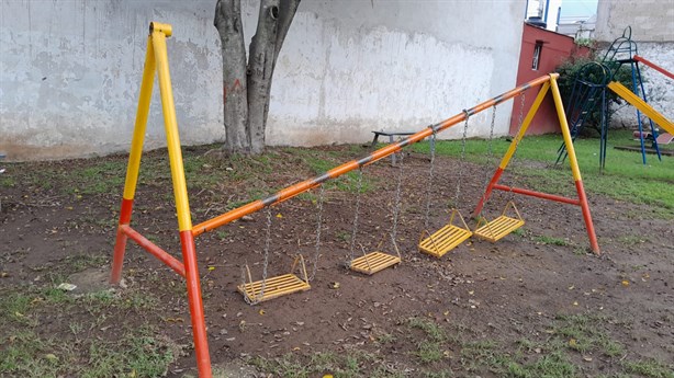 Rotos y oxidados, así los juegos infantiles en parque de El Olmo en Xalapa