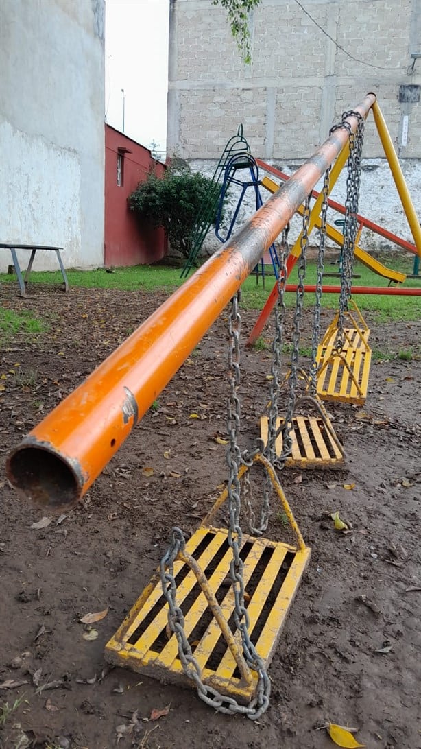 Rotos y oxidados, así los juegos infantiles en parque de El Olmo en Xalapa