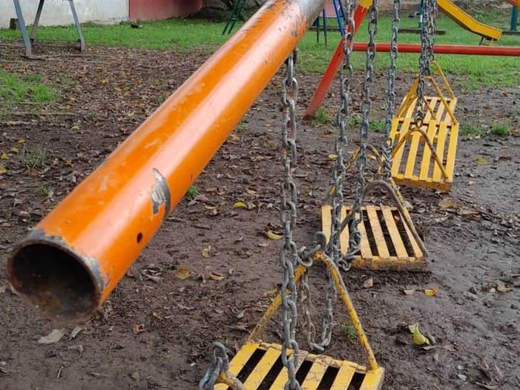 Rotos y oxidados, así los juegos infantiles en parque de El Olmo en Xalapa