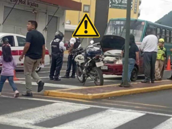 Auto estuvo a nada de incendiarse cerca del centro de Orizaba