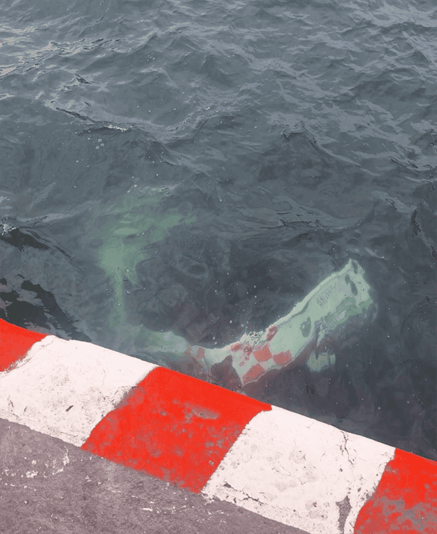 Camioneta del SAT cae al mar en el recinto portuario de Veracruz | VIDEO