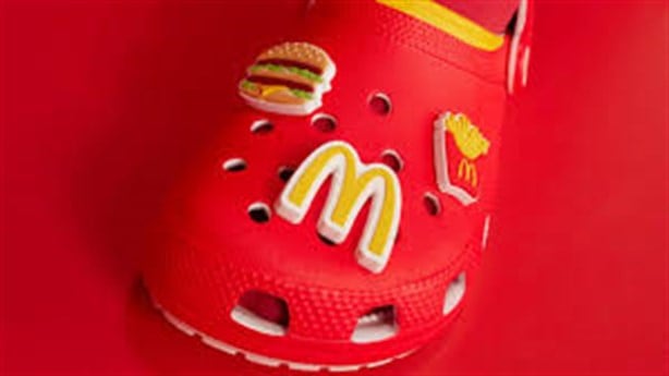 Crocs y McDonald’s se unen en una colaboración inesperada con mini Crocs en la Cajita Feliz