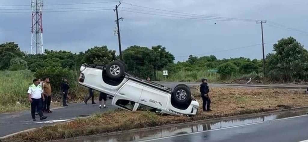 Se vuelca camioneta de Capufe en el entronque de la avenida Reyes Aztecas