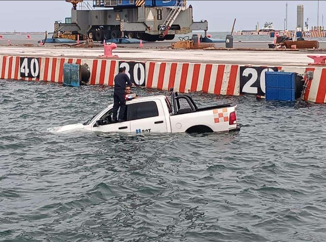 Camioneta del SAT cae al mar en el recinto portuario de Veracruz | VIDEO