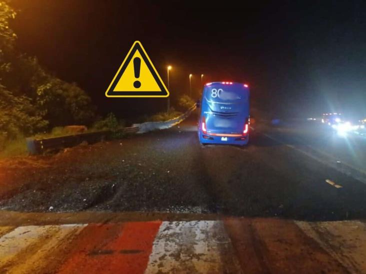 Autobús sin frenos termina en rampa de emergencia en las Cumbres de Maltrata