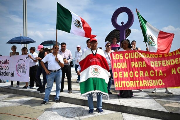 Se manifiestan trabajadores del Poder Judicial en asta bandera en Veracruz | VIDEO