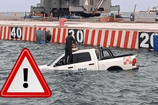 Camioneta del SAT cae al mar en puerto de Veracruz