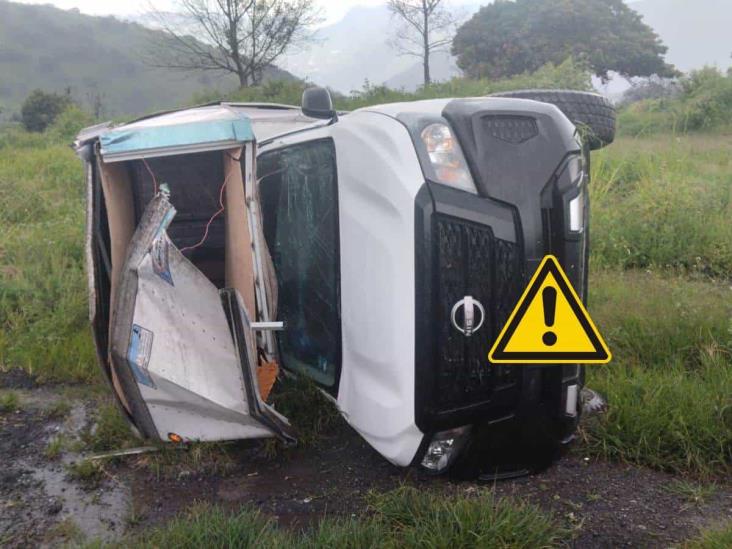 Vuelca camioneta a un costado de la autopista Orizaba-Puebla