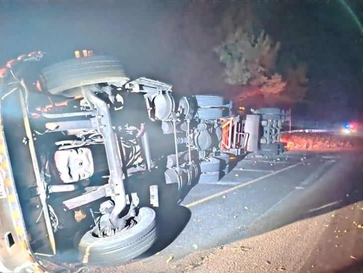 Tráiler cargado de blocks pierde el control y vuelca en la carretera Xalapa-Perote