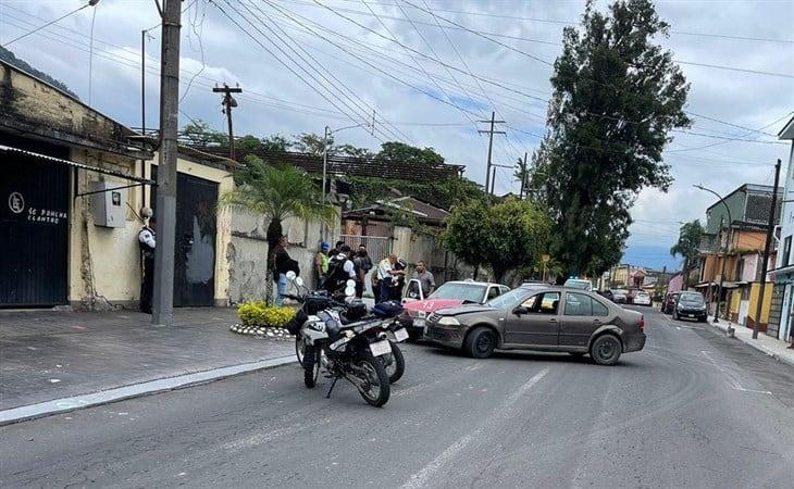 Se registra choque entre auto y taxi en Rafael Delgado, Orizaba