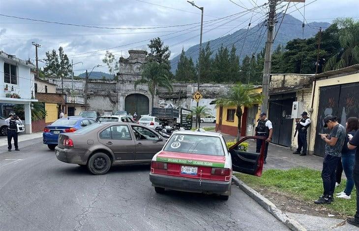 Se registra choque entre auto y taxi en Rafael Delgado, Orizaba