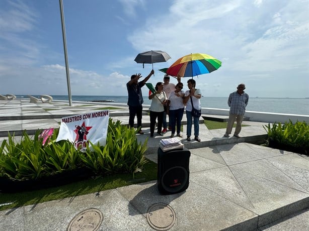 Veracruzanos celebran en bulevar Manuel Ávila Camacho la llegada de Claudia Sheinbaum a la presidencia