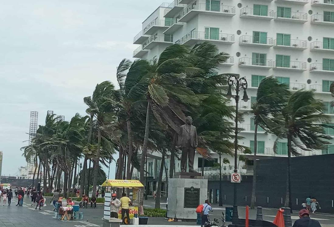 Vientos alejan a turistas de la zona del Malecón de Veracruz