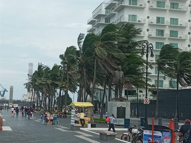 Vientos alejan a turistas de la zona del Malecón de Veracruz