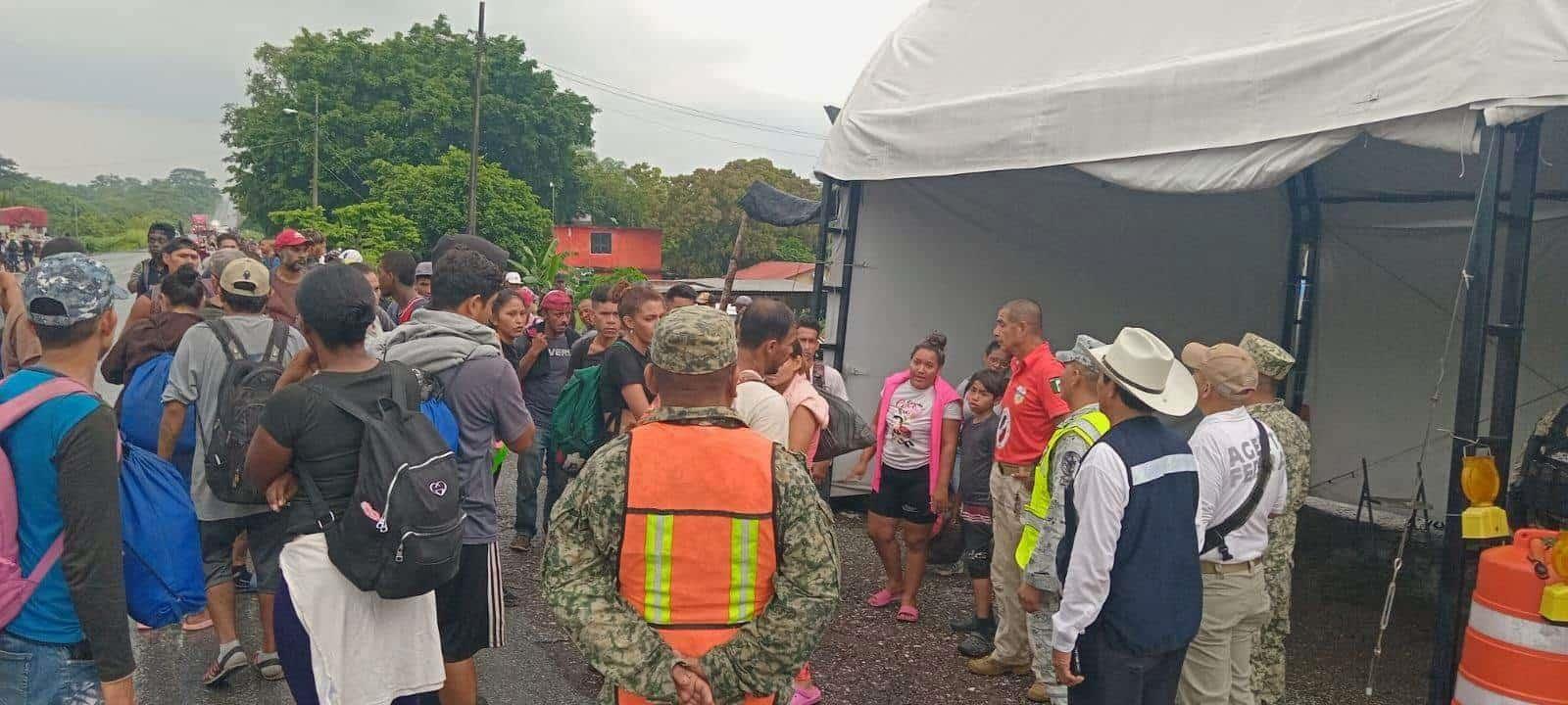 “De la mano de Dios”, avanza reducida caravana de migrantes por el sur de Veracruz 