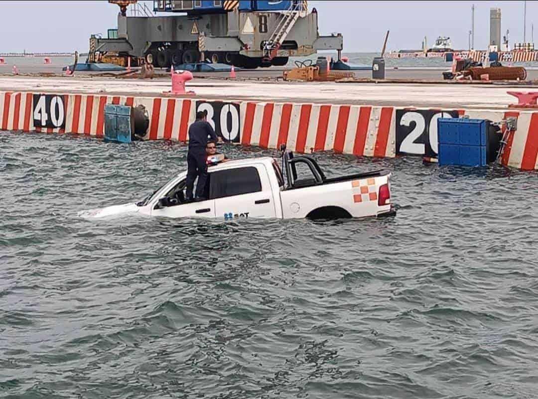 Captan en VIDEO momento en que camioneta del SAT cae al mar en Veracruz