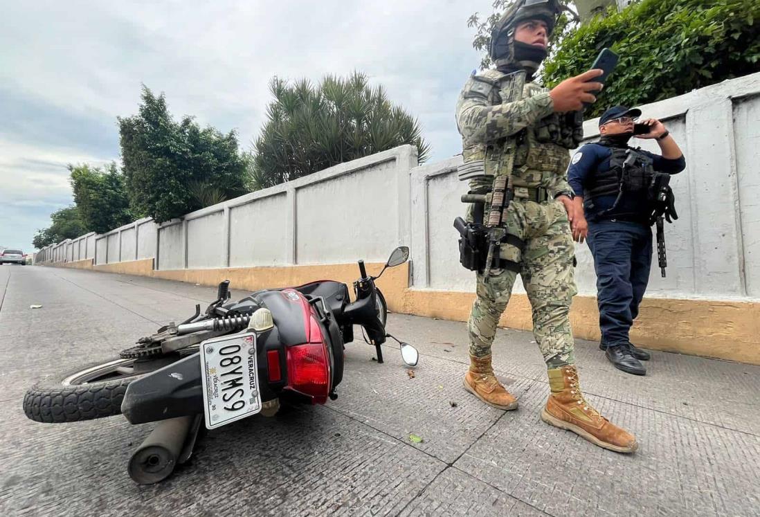 Mujer sufre fuerte accidente en moto sobre el bulevar de Boca del Río