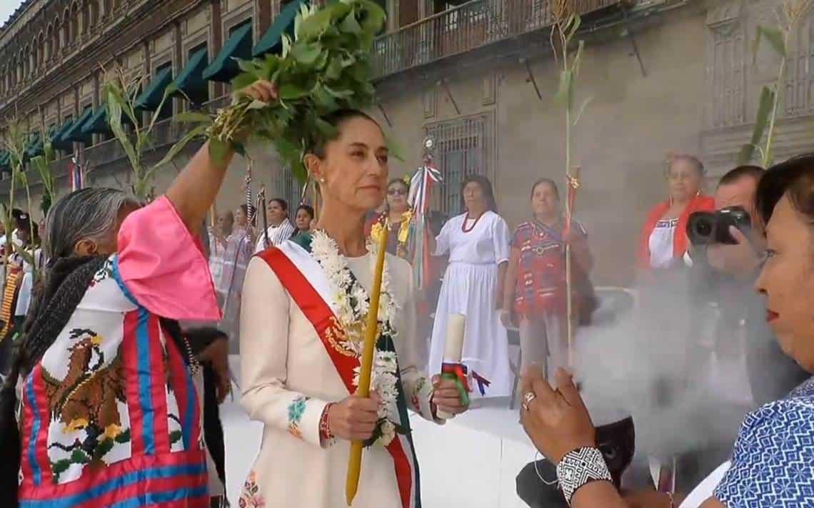 Claudia Sheinbaum recibe el bastón de mando en el Zócalo capitalino