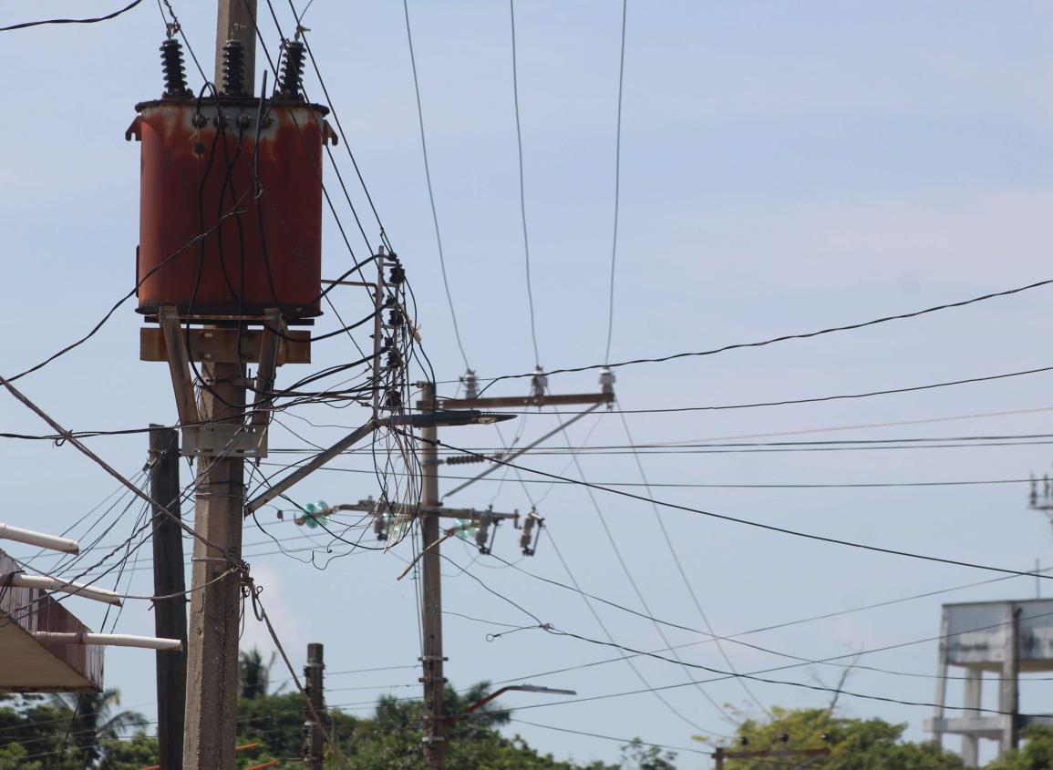 Lluvias dejan sin luz a diversas colonias de Agua Dulce