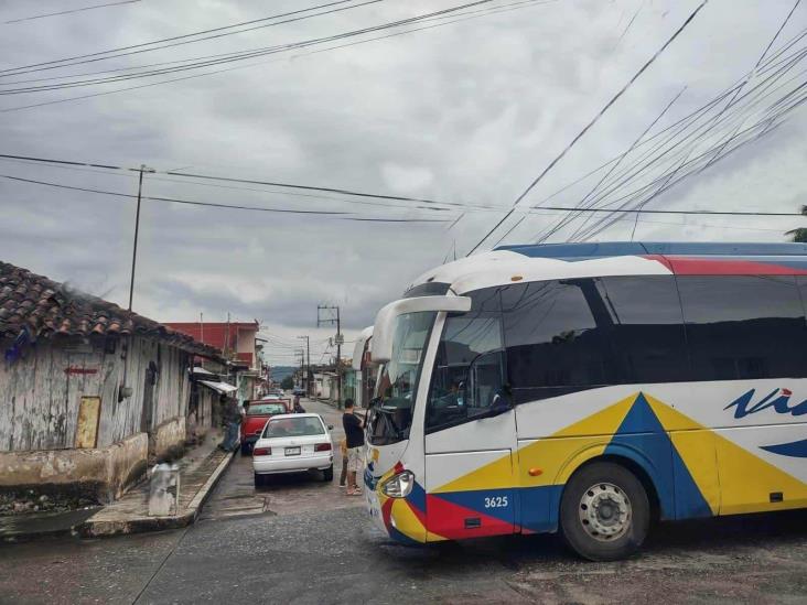 Fuerte choque entre autobús y Tsuru en Tlapacoyan