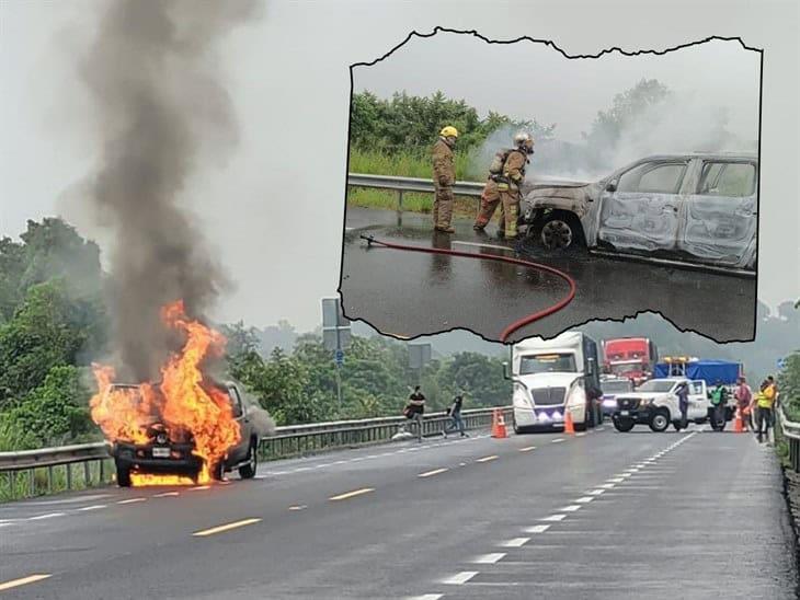 Camioneta arde en llamas en plena Autopista Cardel-Poza Rica, ¿qué pasó?