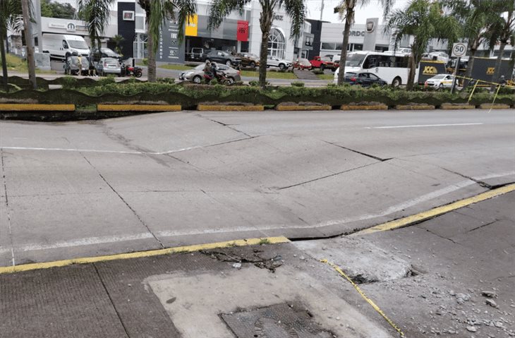 Reportan socavón en el Boulevard Tratados de Córdoba