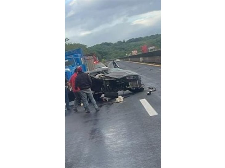 Fuerte choque en el libramiento de Plan del Río deja dos heridos; auto quedó destrozado