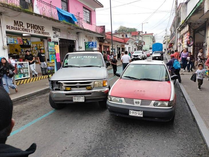 Choque lateral entre vehículos colapsa el tráfico en el centro de Orizaba