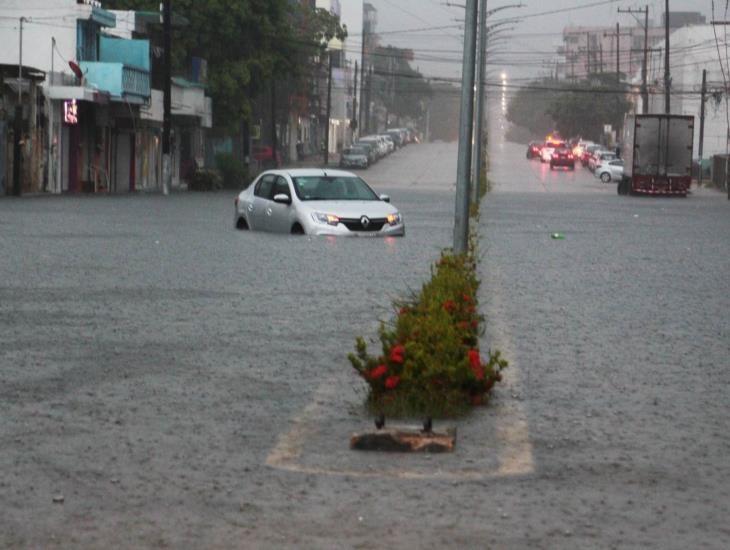 Urbanos detienen servicio por algunas horas tras inundaciones en Coatzacoalcos