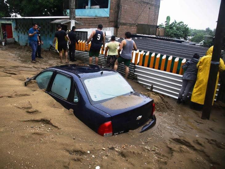 Deslizamiento de arena sepulta vehículos, hay casas afectadas en Coatzacoalcos | FOTOS