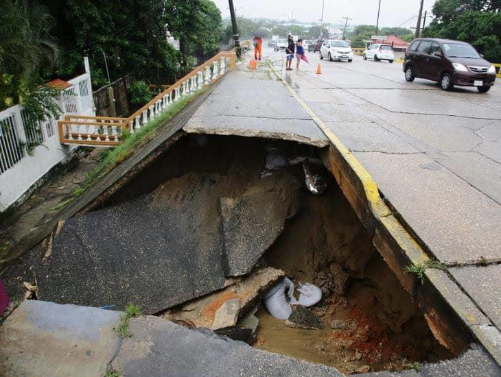 Torrencial lluvia provoca deslaves y socavones en esta vialidad de Coatzacoalcos l VIDEO