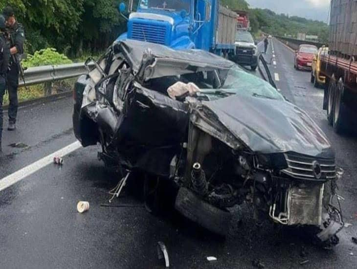 Automovil choca con camión cargado de blocks en carretera Veracruz - Xalapa