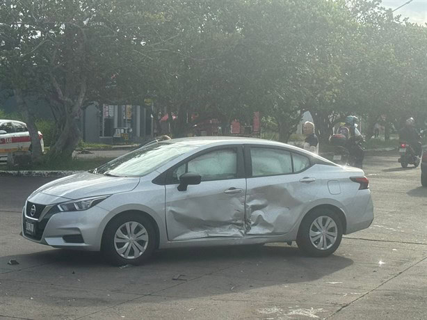 Aparatoso accidente entre auto y taxi en Puente Moreno resulta en daños materiales sin lesionados graves