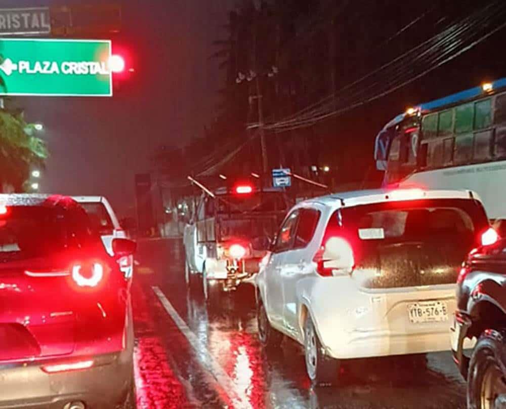 Fuertes lluvias ahogan la avenida UV de Coatzacoalcos; hasta hora y media de tráfico l VIDEO