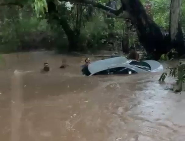 Se desborda río en el Sur y arrastra a profesora del Conalep dentro de su auto| VIDEO