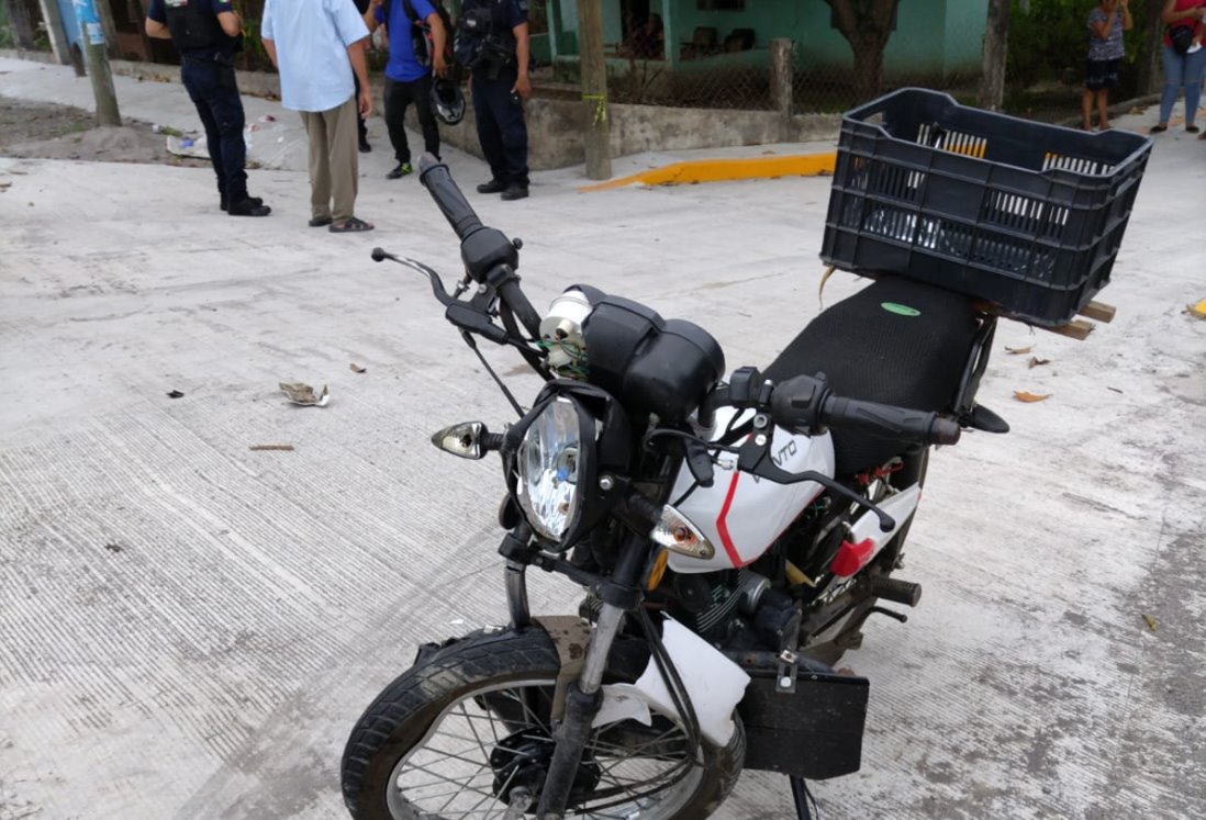 Joven motociclista se impacta contra auto en Paso de Ovejas, Veracruz