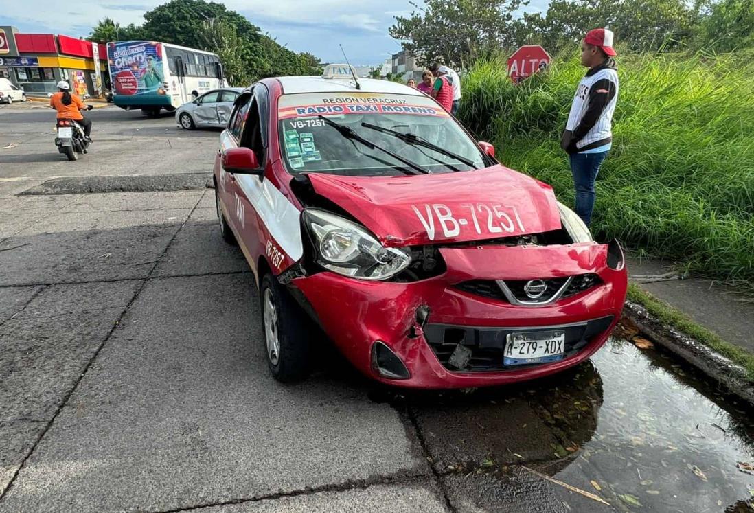 Aparatoso accidente entre auto y taxi en Puente Moreno resulta en daños materiales sin lesionados graves