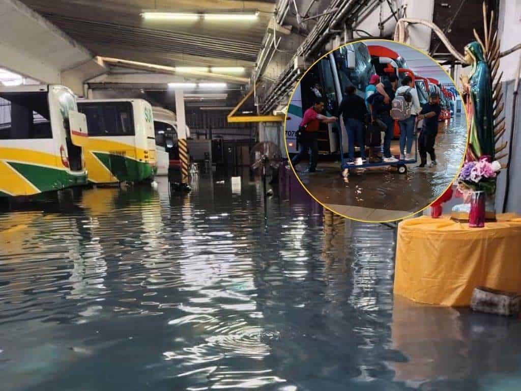 Se inunda central camionera de Coatzacoalcos, pasajeros no podían bajar del autobús por el agua | VIDEO