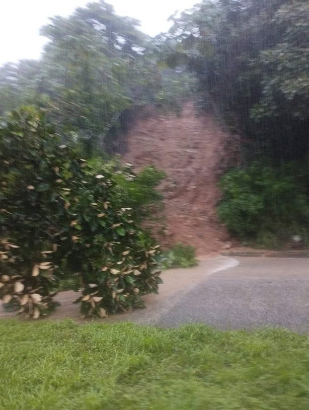 Intensas lluvias causan desgajamiento de un cerro en Nanchital, reducen carriles