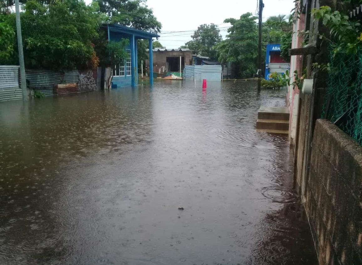 Canal se desborda e inunda esta colonia de Coatzacoalcos