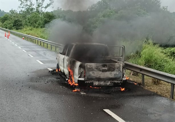 Camioneta arde en llamas en plena Autopista Cardel-Poza Rica, ¿qué pasó?