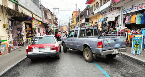 Choque lateral entre vehículos colapsa el tráfico en el centro de Orizaba