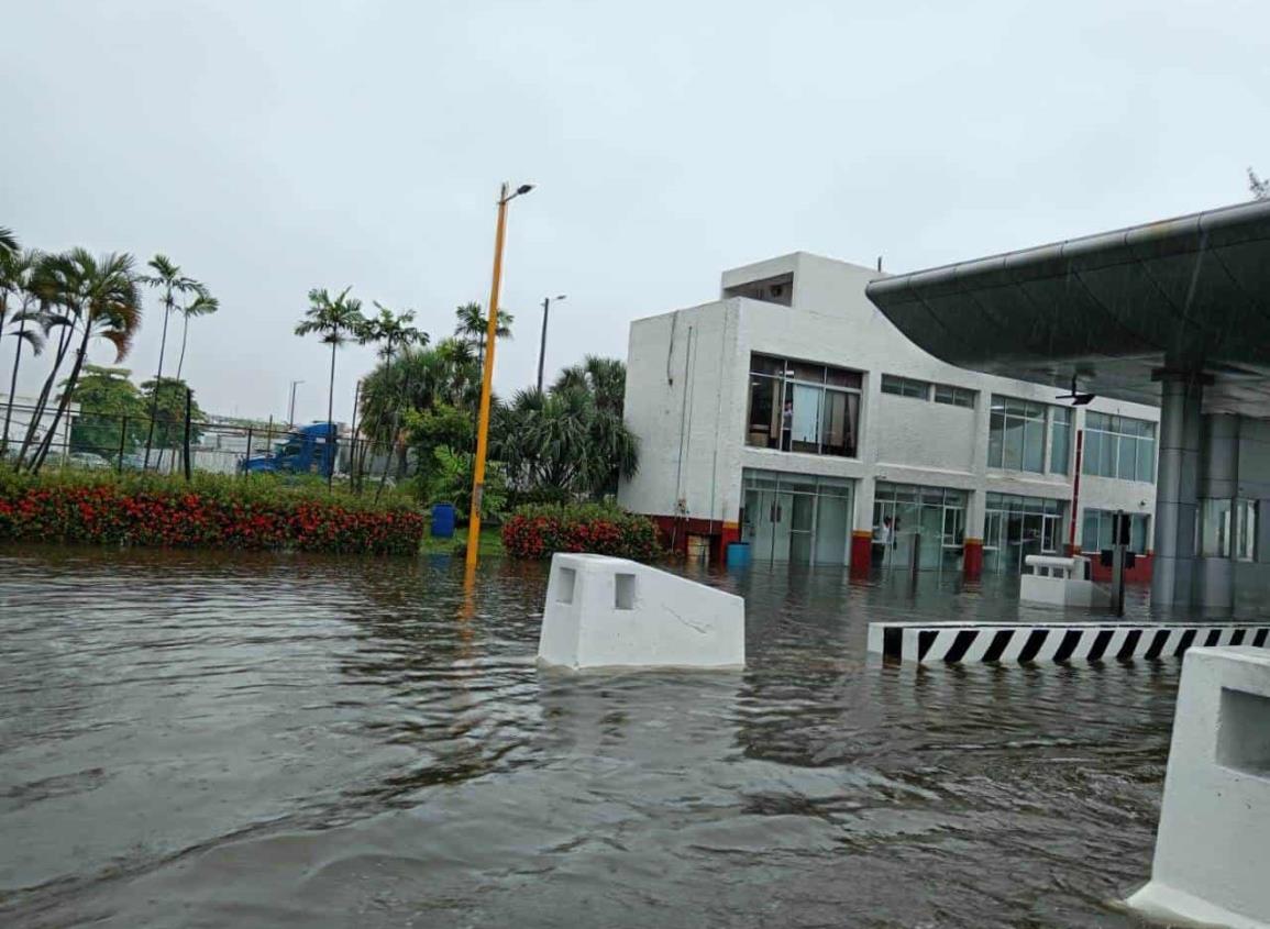 Se va al agua la caseta del puente Coatzacoalcos Uno; no hay paso l VIDEO