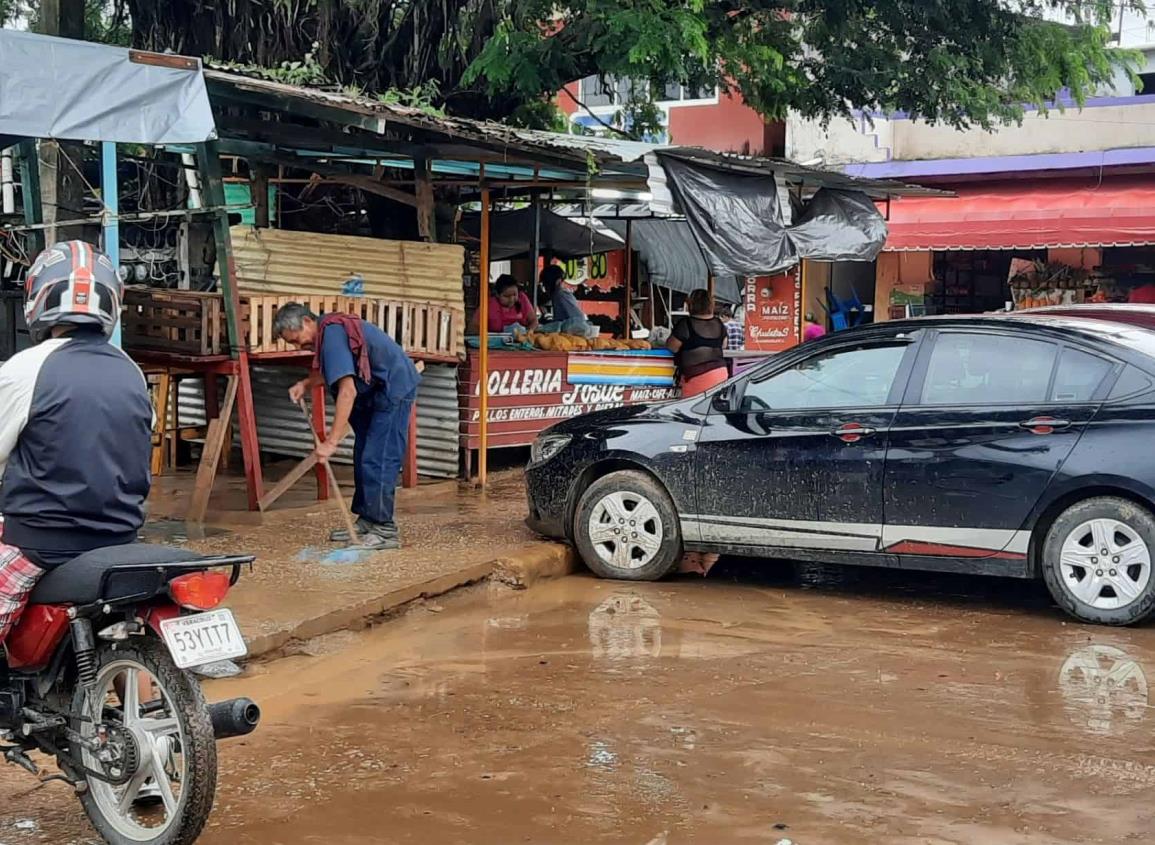 Comerciantes del centro afectados por desbordamiento del río Agua Dulce | VIDEO